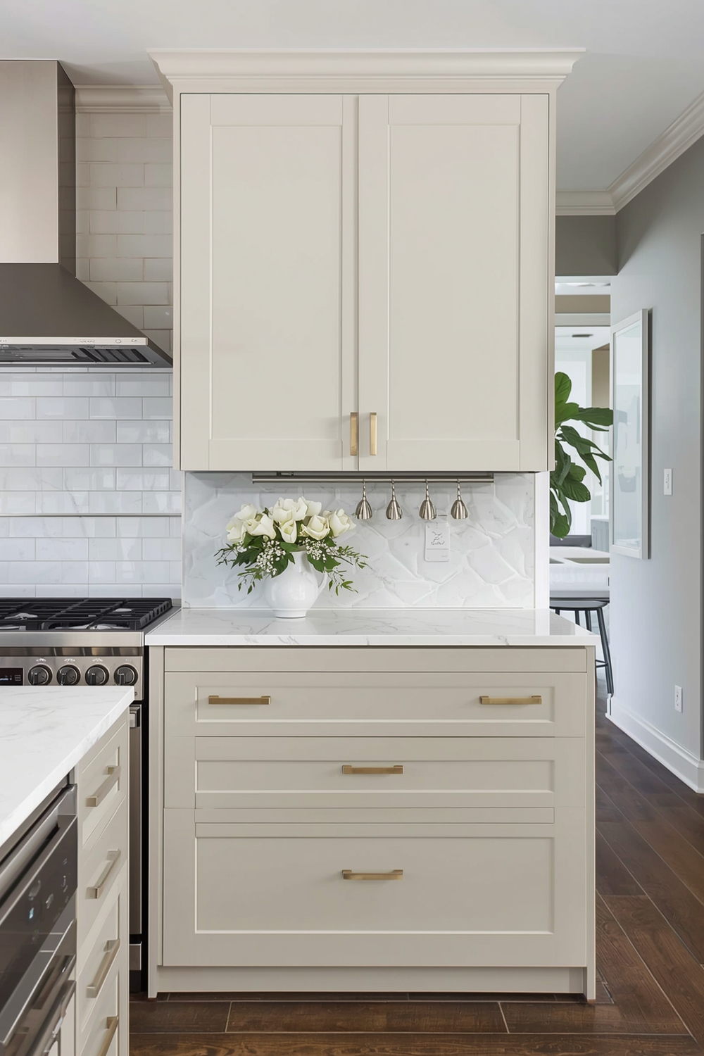 Sleek Two-Toned Kitchen Cabinet Finishes